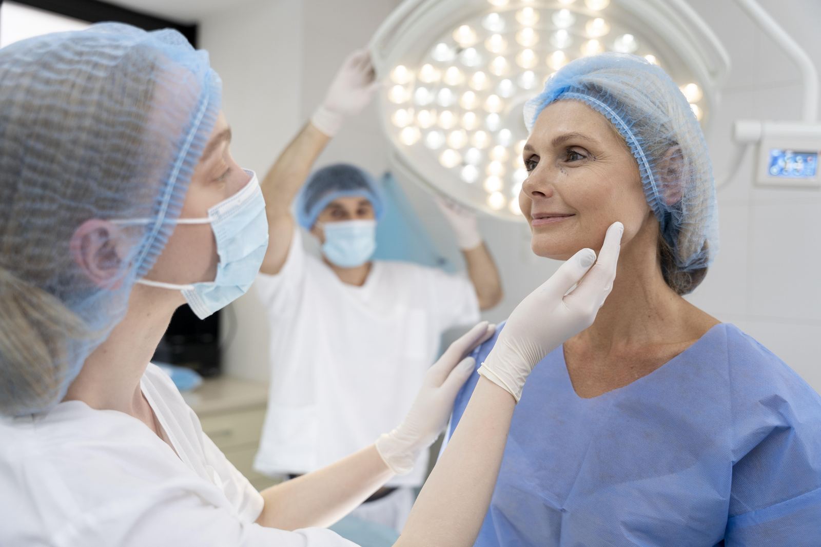 Chirurgienne examinant le visage d'une patiente avant une intervention